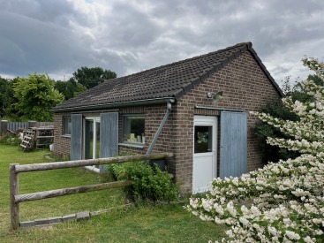 De praktijkruimte van buiten, een verbouwde paardenstal